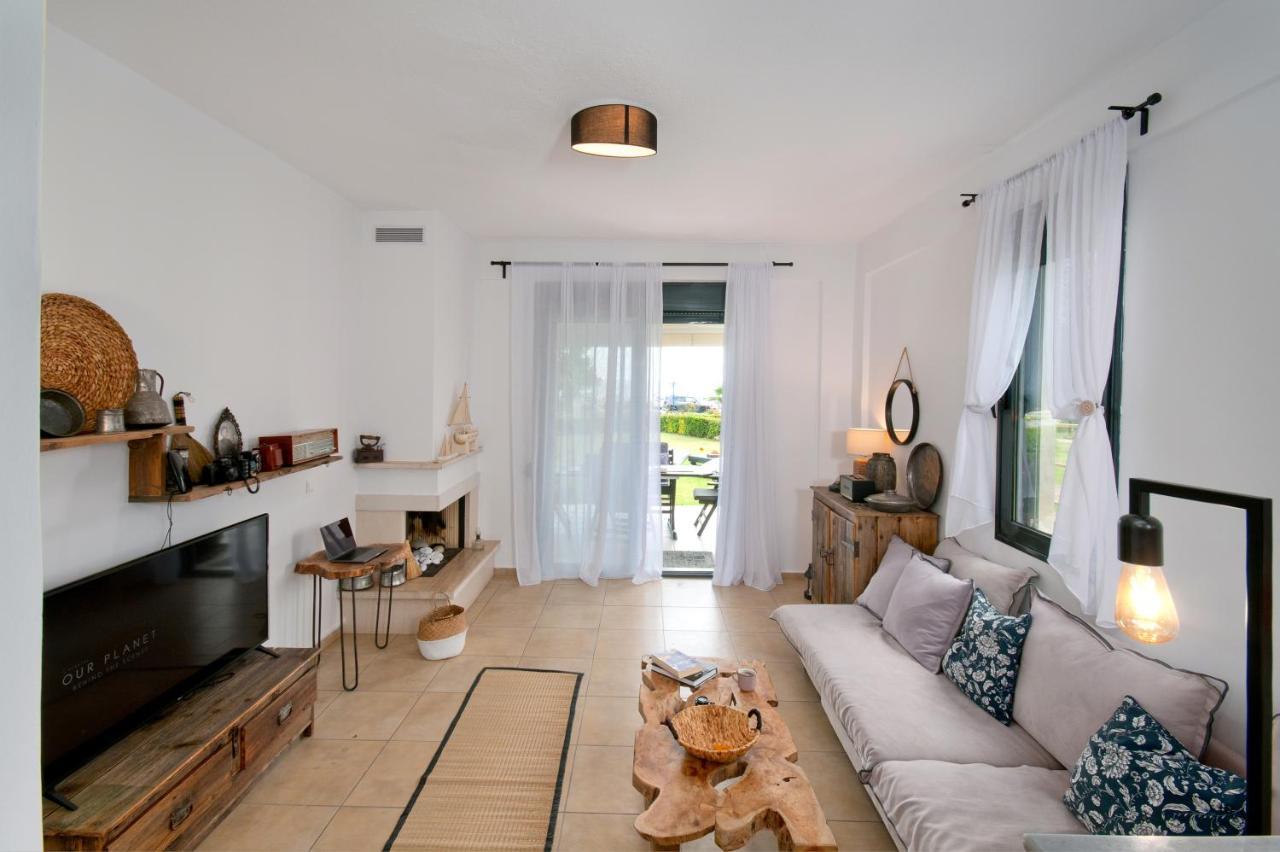 Seathon Seafront Beach Villa In Kalamitsi Extérieur photo